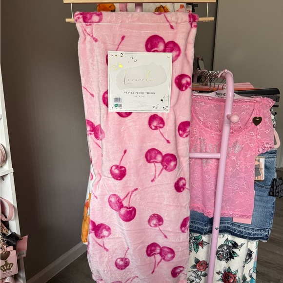 Pink Cherry Velvet Plush Throw - Picture 1 of 2